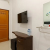 Отель RedDoorz near Kejaksan Station Cirebon 2, фото 20
