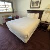 Отель Lake Bluff Inn and Suites, фото 44