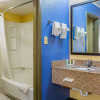 Отель Quality Inn & Suites near Six Flags East, фото 9