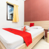 Отель RedDoorz Plus @ Jalan Pumorow Manado, фото 20