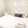 Отель Brand New Walk Out Bsmt Apt Near Beach, фото 5