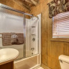 Отель Er20 - Eagles Roost Great Location! - Close To Town! 4 Bedroom Cabin by RedAwning, фото 14