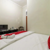 Отель Reddoorz Near Stasiun Poris Tangerang, фото 2