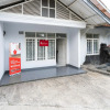 Отель RedDoorz Syariah near RSUD Cimacan, фото 1