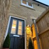 Отель Apperley Bridge View- Modern Cosy and Comfortable в Брэдфорде