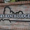 Отель Sky Ranch Lodge, фото 4