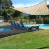 Отель Halls Haven Holiday Units, фото 8