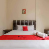 Отель RedDoorz near RS Adam Malik Medan 2, фото 5