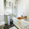 Отель Oakbridge House with Fast Wifi, Smart TVs with Netflix, Garden and Free Parking by Yoko Property, фото 8