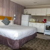 Отель The Cedarwood Inn & Suites, фото 5