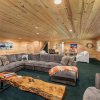 Отель River Road Lodge 7 Bedroom Lodge by NW Comfy Cabins by Redawning, фото 15