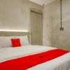 Отель RedDoorz Plus near Kawasan Sam Poo Kong Semarang, фото 3