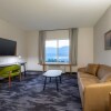 Отель Fairfield Inn & Suites by Marriott Salmon Arm, фото 5