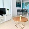 Отель Bright 2 Bed Lakeview Suite, фото 3