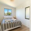 Отель Tiri Cottage - Seaviews in Oneroa, фото 5