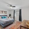 Отель Stylish 1BR Near UT Highland Evonify, фото 3