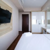 Отель Cozy And Modern 2Br At Grand Sungkono Lagoon Apartment, фото 7