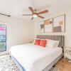 Отель Chic 2BR Near Triangle With King Beds Fast Wifi, фото 4