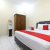Отель RedDoorz near Terminal Condong Catur 2, фото 17