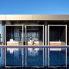 Отель Luxury 1 Bedroom 1 Study With 1 Parking в Сиднее