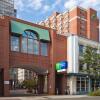 Отель Holiday Inn Express Toronto - Downtown, an IHG Hotel, фото 1