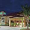 Отель La Quinta Inn & Suites by Wyndham Mercedes Outlet Mall, фото 23