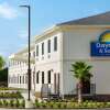 Отель Days Inn & Suites by Wyndham Greater Tomball в Томбале