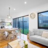 Отель Aujoy 4 Bed Townhouse Burwood 2, фото 3