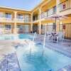 Отель Econo Lodge Inn & Suites Lodi - Wine Country Area в Лоди