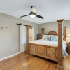 Отель Charming Bungalow W/hot tub 5min to Main St!, фото 31