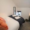 Отель Free Local Parking - Fast WiFi - Sleeps 10 Guests by PROPERTY PROMISE, фото 1