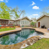 Отель Heart of Fredericksburg w/Pool,Hot-Tub&Grill, фото 16
