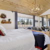 Отель 2262-ski Inn Style Chalet 2 Bedroom Home by RedAwning, фото 17