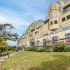 Отель A7 Masts - Striking beachside apartment with beautiful sea views, private balcony and secure parking, фото 46