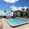 Отель Sandalfoot Beachfront Condominium, фото 4