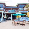 Отель Sandbar Beachfront Hostel & Restaurant в Сан-Педре