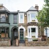 Отель Gorgeous 2BR family home in East London, фото 1