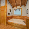 Отель Er299 - Possum Hollow 4 Bedroom Cabin by RedAwning, фото 14