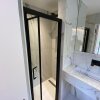 Отель Stylish 2 Bed Flat with Parking, фото 8