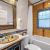 Отель Laughing Llama - Luxury Home Two Blocks From The Plaza, фото 7