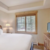Отель Ski-in 2br  W/luxe Decor Steps To Winter Activities 2 Bedroom Townhouse by RedAwning, фото 6