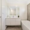 Отель Newcastle Short Stay Apartments - Adamstown Townhouses, фото 7