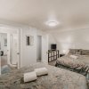 Отель 49sl - Hot Tub - Wifi - Fireplace - Sleeps 10 3 Bedroom Home by Redawning, фото 17