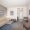 Отель Holiday Inn Express & Suites Manhattan, an IHG Hotel, фото 5