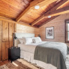 Отель Pine Needle by Avantstay Log Cabin w/ Gorgeous Views, Hot Tub, Patio & Pool Table!, фото 3