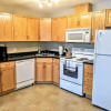 Отель Bright 2BR U/G parking LRT&Transit 1Min Walk, фото 5
