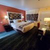 Отель Bluebird Day Inn & Suites, фото 18