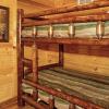 Отель Laurel Manor Close To Downtown 4 Bed Rooms Hot Tub And Fire Pit в Гатлинберге