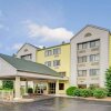 Отель Days Inn & Suites by Wyndham Kansas City South в Канзасе-Сити