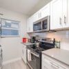 Отель Stylish 2BR Near UT Hyde Park Evonify, фото 6